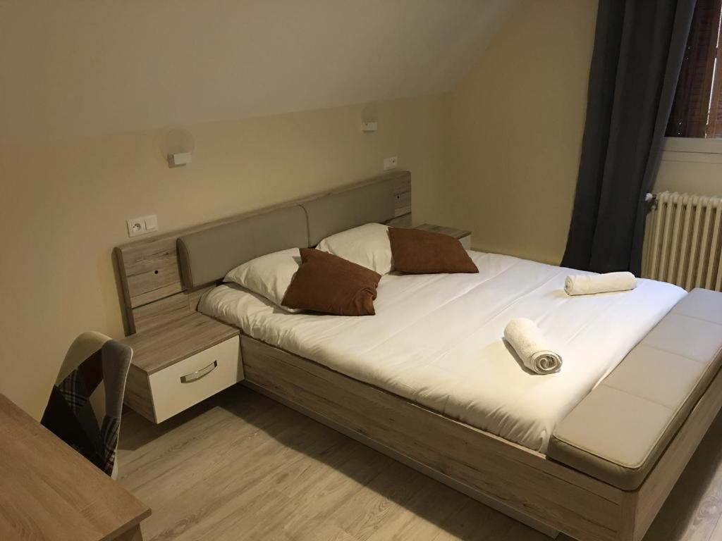 Au Charme Du Lac Piscine & Spa 2 Forges-les-Eaux Ngoại thất bức ảnh
