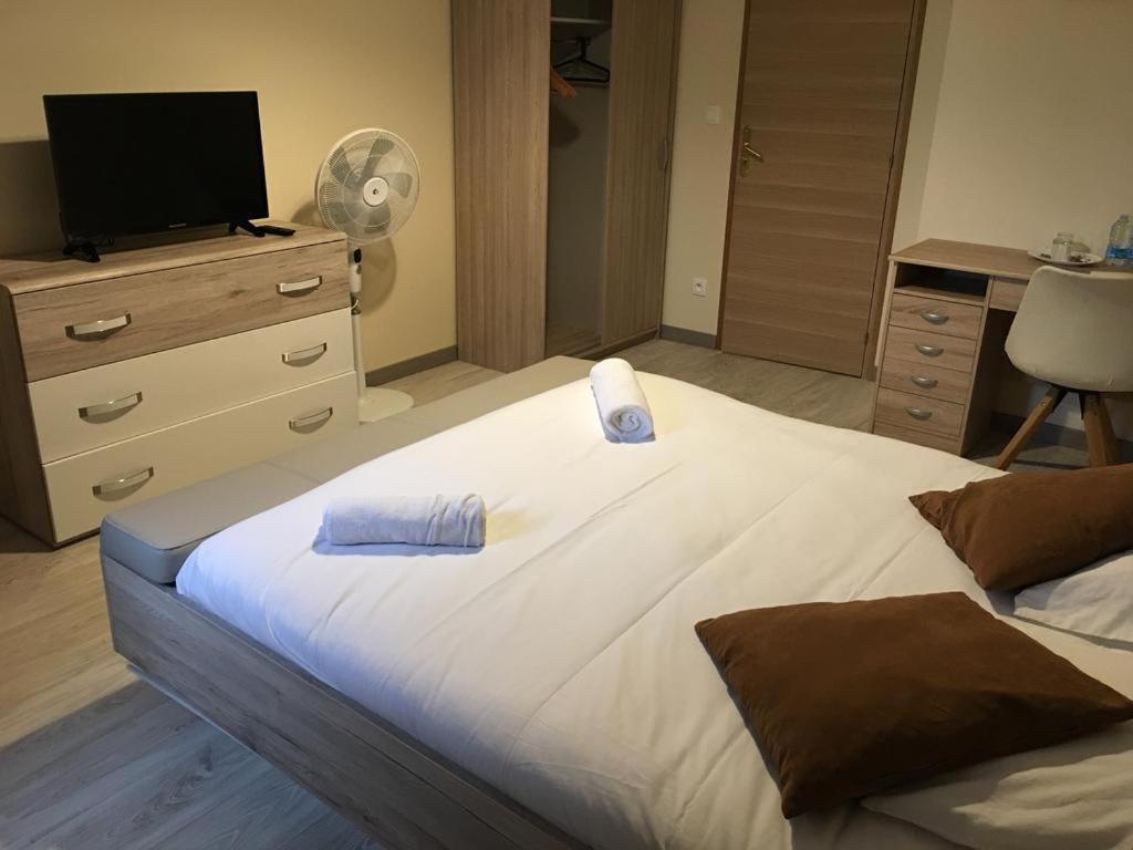 Au Charme Du Lac Piscine & Spa 2 Forges-les-Eaux Ngoại thất bức ảnh